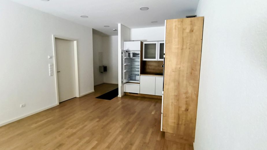 Blick zu Küche, Flur Garderobe