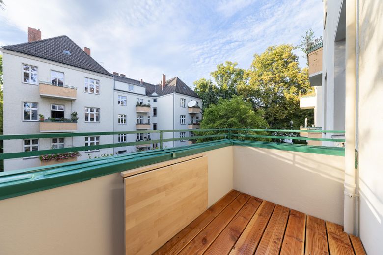 Ruhiger sonniger Balkon