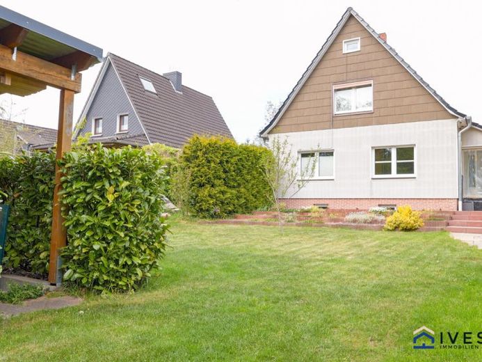 Saniertes Einfamilienhaus mit Wohlfühlfaktor in Lübeck: Sauna, Kachelofen und Garten – Foto 1