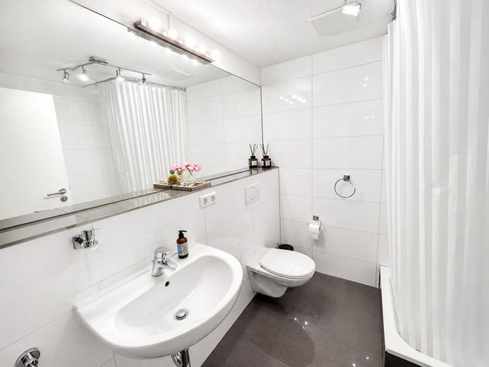 Modernisiertes Zweifamilienhaus mit zusätzlichem Wohnbereich – Bad UG