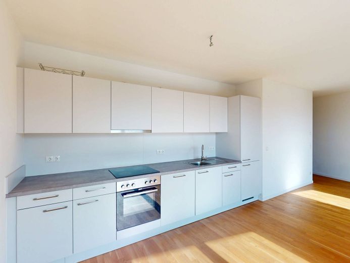 Moderne 3-Zimmer-Wohnung mit EBK und ZWEI BALKONEN im Neubauquartier 'Ferdinand's Garden' – Ansicht II: Wohnzimmer mit of…