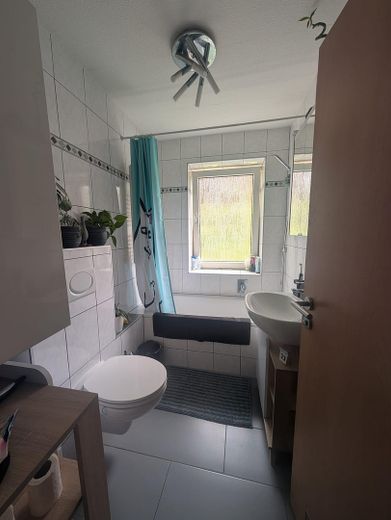 شقة مجددة حديثًا من 3 غرف (75 م²) مع حديقة في إسن-فرونهاوزن – Badezimmer