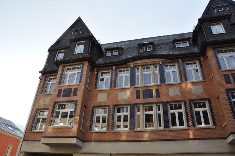 Luksusowe mieszkanie w centrum miasta z tarasem na dachu nad dachami Aue – Wohnung im schwarzen Dach