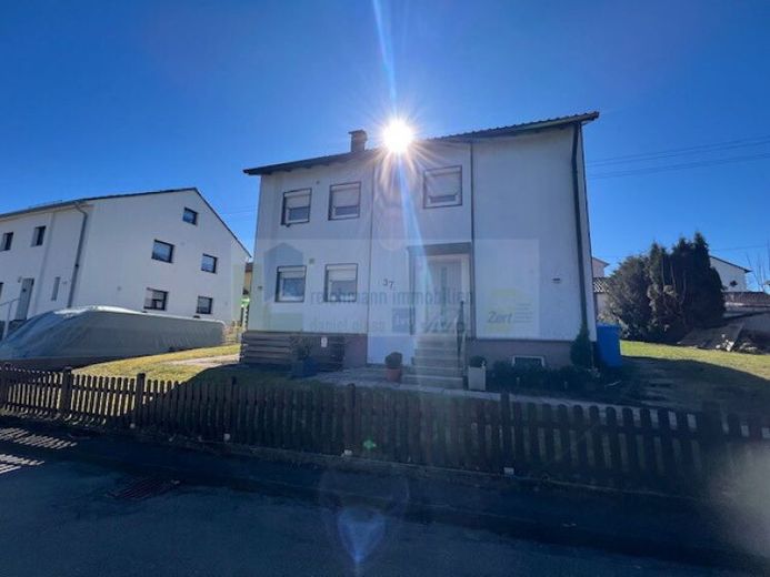 Provisionsfrei! Zweifamilienhaus mit Reihengarage in Albstadt-Onstmettingen – Foto 1