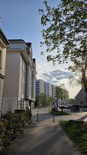 Frisch renoviert: Großzügige 140 m² Etagenwohnung mit Süd-Balkon, Parkett, Duschbad & TG-Stellplatz – Außenansicht