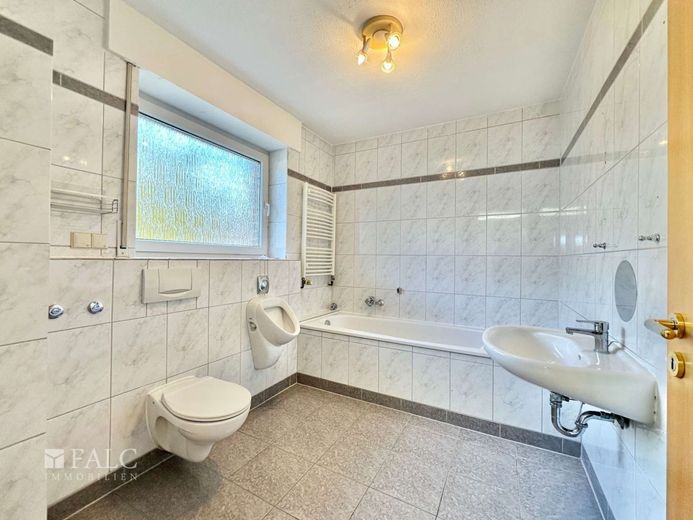 Familientraum in Schermbeck: Energieeffizient wohnen mit Photovoltaik &amp; Solarthermie! – Badezimmer