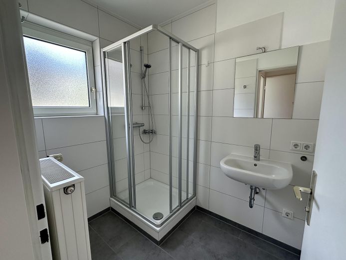 Frisch renovierte 2,5-Zimmer-Wohnung mit Blick ins Grüne in Erlenstegen – Badezimmer