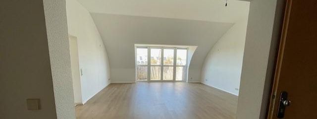 heller Wohnraum mit Balkon
