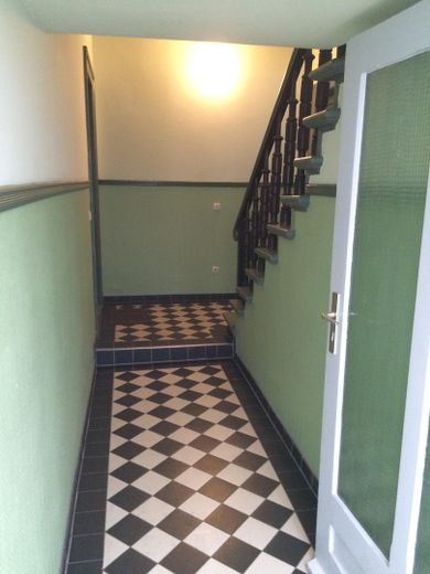 Großzügiges Helmholtzkiez-Apartment im Loft-Stil mit separatem Schlafzimmer, bezugsfrei – Treppenhaus
