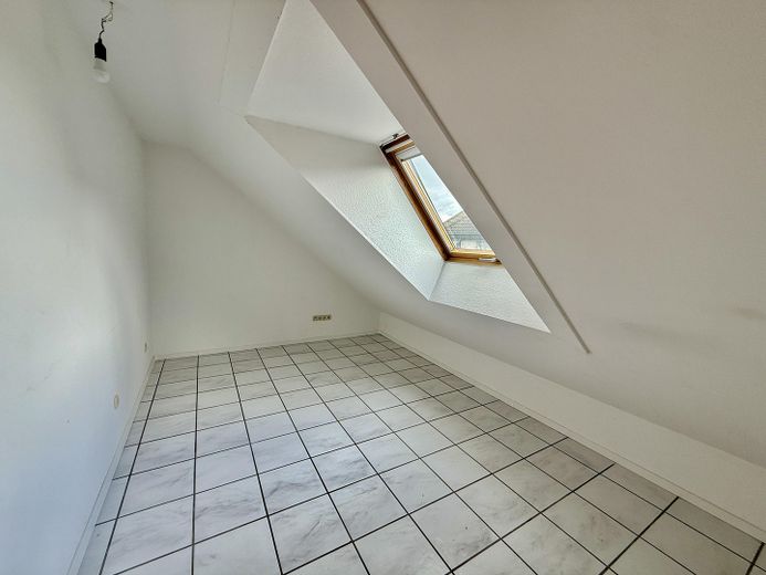 Bezugsbereit: 4-Zimmer Eigentumswohnung mit Balkon in ruhiger Lage in Keldenich – Gast, Arbeiten