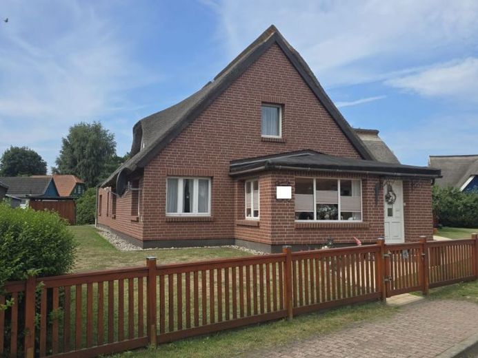 Exklusives Anwesen mit Sauna-Haus, eine Garage, 3 Carports & Solar, PKW Ladestation in Born a. Darß – Foto 1
