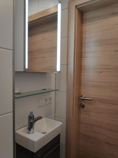 Appartamento al piano rialzato a Neuhausen, 3 1/2 locali, completamente ristrutturato, cucina componibile, Internet 1 Gb/s, 800 m fino alla S-Bahn – Foto 4