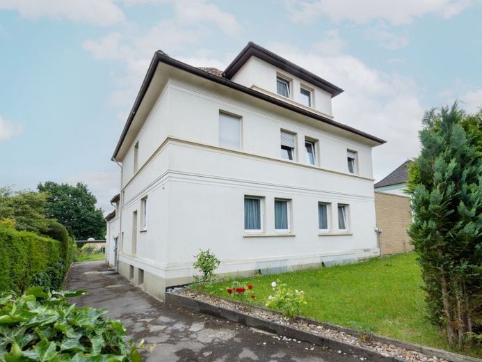 4-Familienhaus mit großzügiger, eigennutzbarer Einheit und 3 vermieteten Wohnungen in Bad Salzuflen – Foto 1