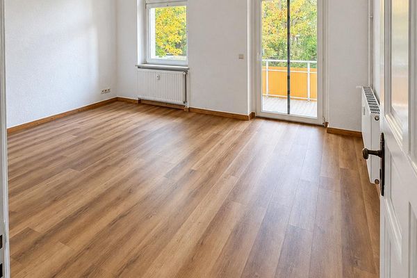 Helle 2-Zimmer-Altbauwohnung mit großem Südbalkon in zentraler Lage