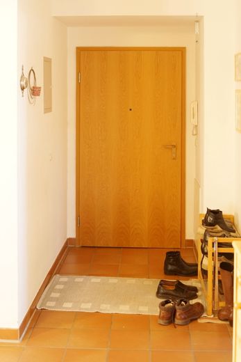Avis aux investisseurs : duplex habité et meublé de 4 pièces avec cuisine, salle de bains et WC supplémentaires, dans un quartier calme proche du centre – Eingangstür zur großen Diele