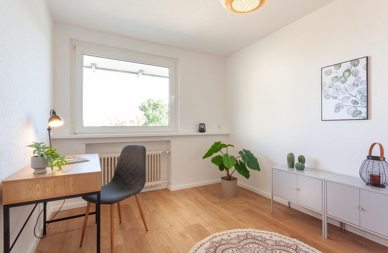 Abitare nella valle dell’Hexbach: trilocale ristrutturato con balcone esposto a sud e ascensore – Kinder- oder Arbeitszimmer