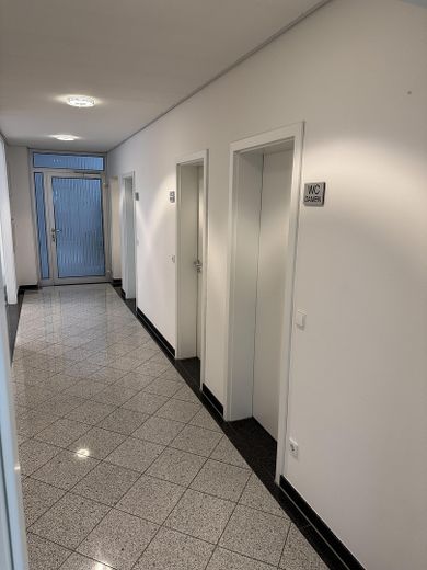 Repräsentative EG Bürofläche in gepflegtem Bürohaus – Flur 