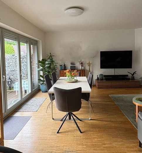 Garten-Wohnun­g mit eigenem Eingang und Garage nahe internationaler Schule, von Privat, Preis VB – Blick ins Wohnzimmer