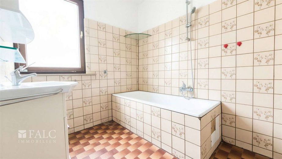 Spełniaj marzenia mieszkaniowe: przestronna działka (846 m²) o historycznym charakterze – Badezimmer