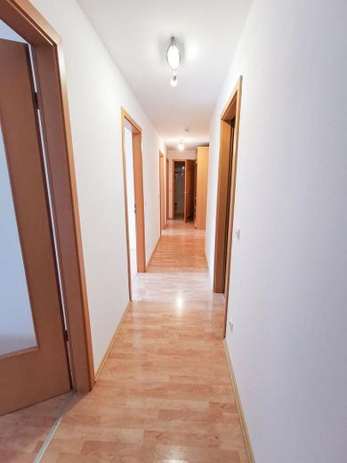 Flur Blick Richtung Duschbad