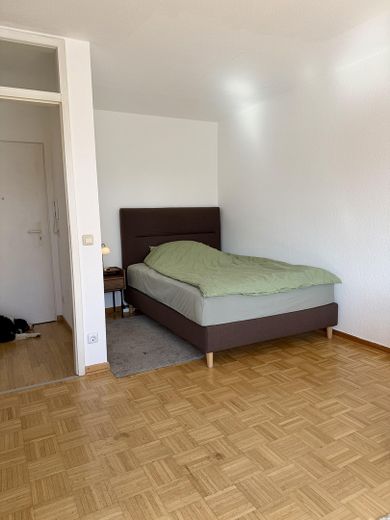 Bezugsfrei in Flingern: 1-Zimmer-Wohnung mit Balkon, Keller und Tiefgarage – Schlafbereich
