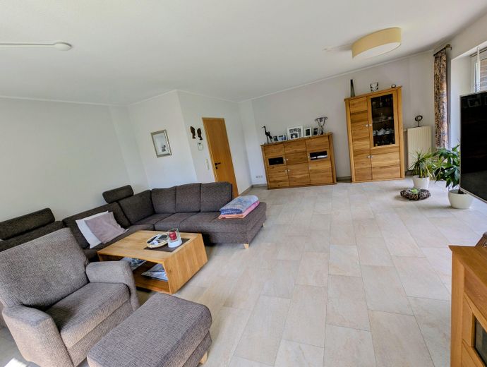 Provisionsfrei: Großzügiges Einfamilienhaus mit Südterrasse und Garten in Jaderberg – Wohnzimmer