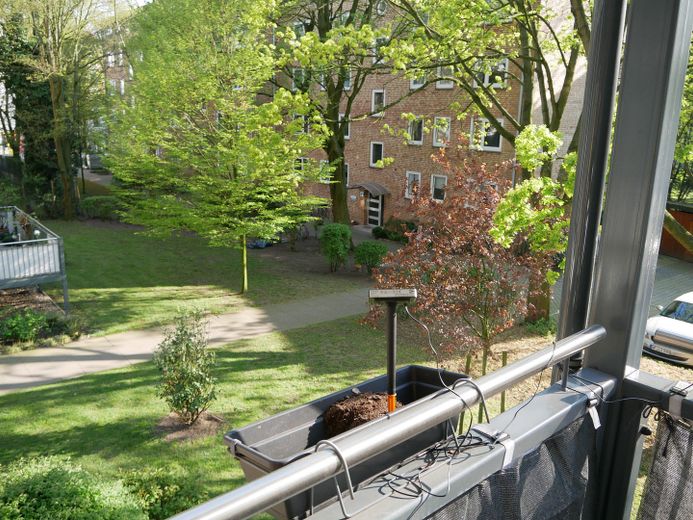 Helle, freundliche  2-Zimmer Wohnung in Hamburg-Uhlenhorst mit Balkon, courtagefrei – Ausblick Balkon