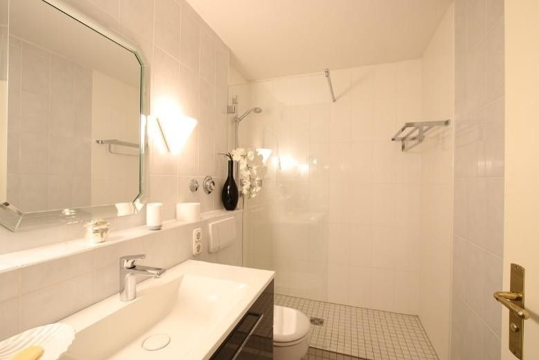 Tutzing - geräumige 2-Zi-Wohnung am See – Bad