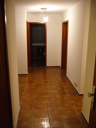 3,5 Zimmer Wohnung, hell, gut geschnitten mit 2 Balkonen und TG – Flur