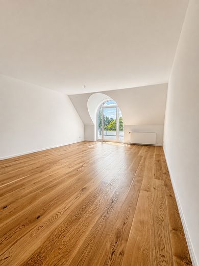 Stilvoll saniertes Dachgeschoss mit Rundbogen-Gauben und Balkon in Kirchrode – Wohnzimmer