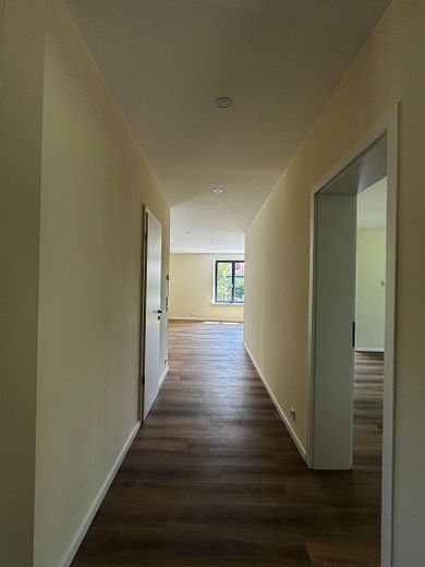 Lichtdurchflutetes Haus mit Garten – Durchgang zum Wohnbereich