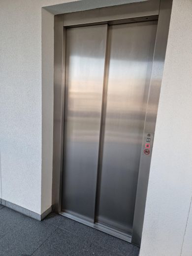Neuwertige, hochwertige 2-Zimmer-Wohnung mit EBK & TG-Stellplatz in Ffm-Riedberg – Aufzug