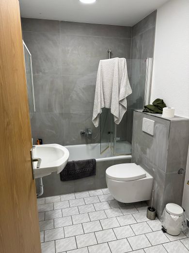 Badezimmer mit Badewanne 