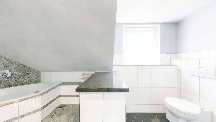 Vielseitiges Wohn- und Geschäftshaus mit großem Potenzial in zentraler Lage von Billigheim – Badezimmer
