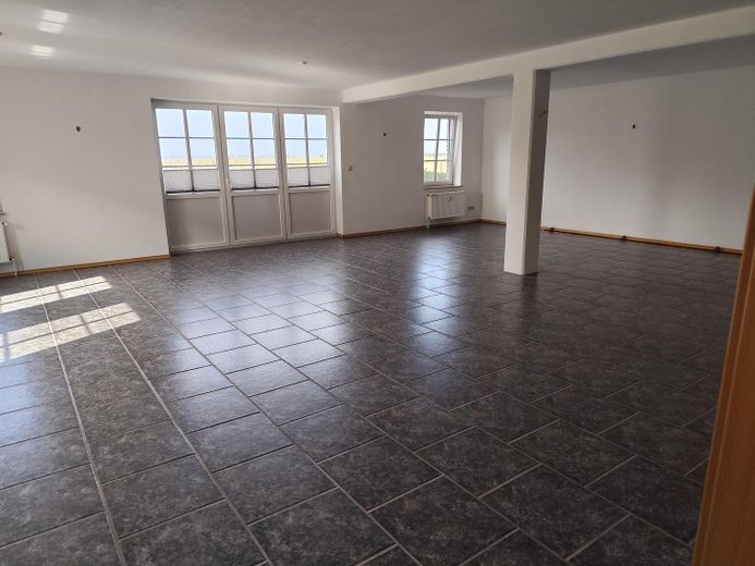 Locale luminoso con terrazza esposta a ovest, 85 mq, ad es. per ufficio, corsi, atelier, DISPONIBILE DA SUBITO! – Blick von Ost nach West