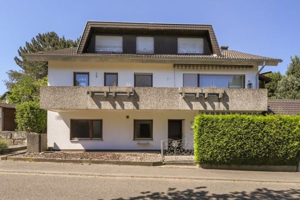 Zuhause mit vielen Möglichkeiten – Großzügiges Einfamilienhaus mit Einliegerwohnung, Garten und Dachterrasse in schöner Ortsrandlage