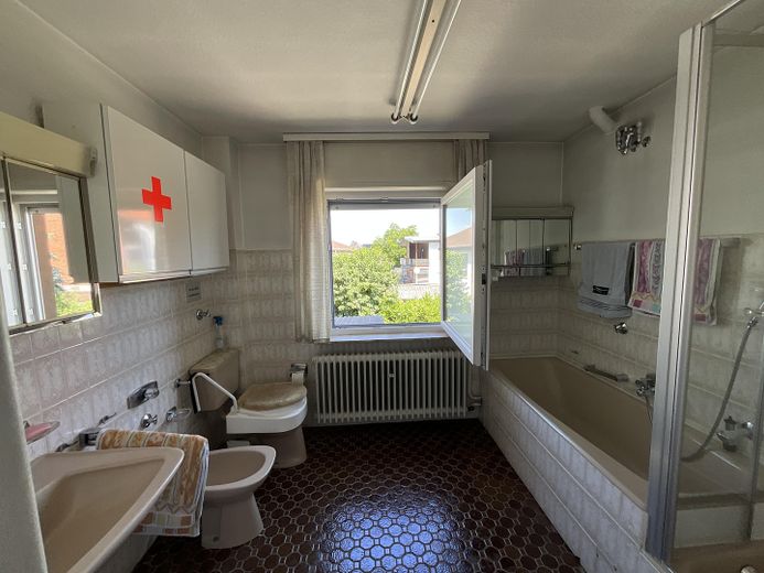Casa indipendente in posizione centrale con ampio cortile a Mühlheim, senza agenzia immobiliare – Foto 9