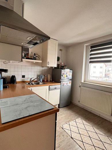 spaziosa casa plurifamiliare con garage a Maxhütte-Haidhof – OG-Küche