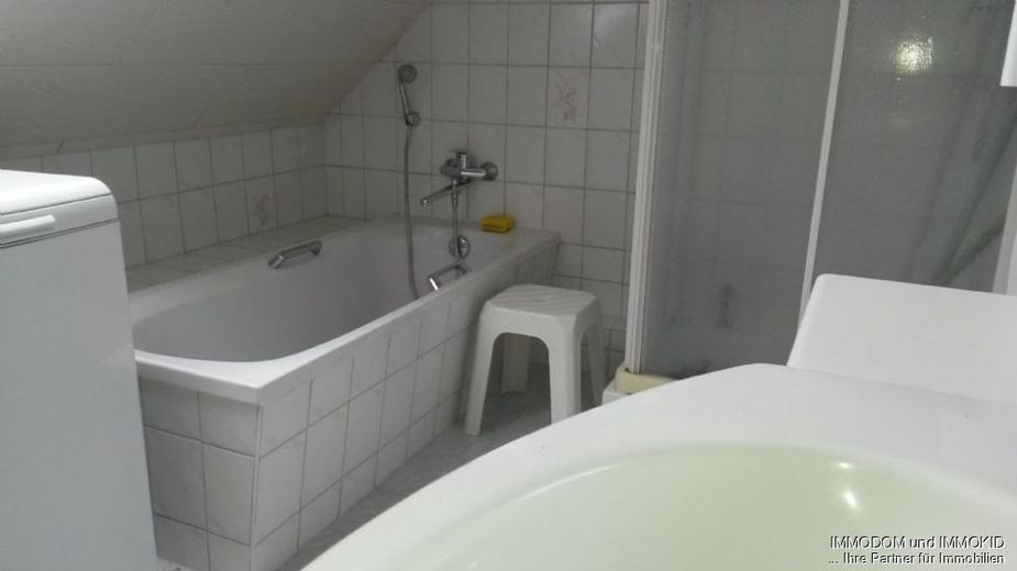 2-Zimmer-Wohnung mit BALKON - vollmöbliert -Nähe VW-Standort – Bad mit Wanne und Dusche