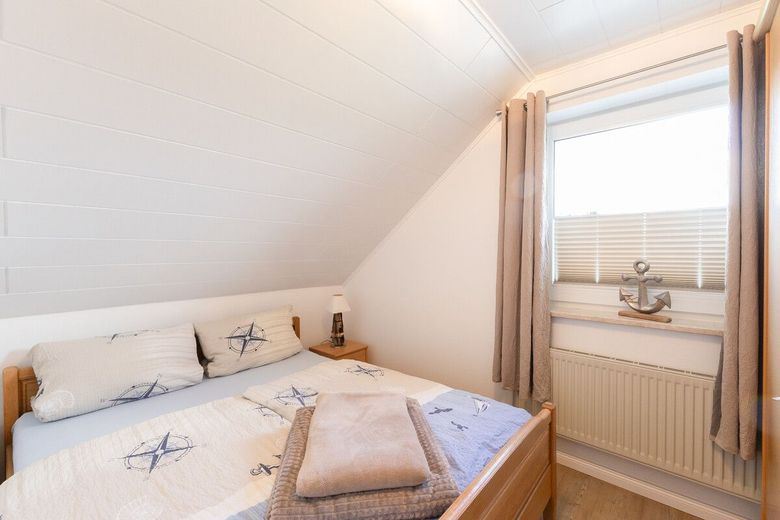 Herzensheim für große Träume - XXL-Haus mit Traumgarten &amp; Wintergarten – Schlafzimmer 2 FeWo 2