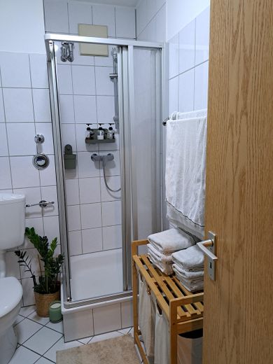 Dusche mit Spritzschutz