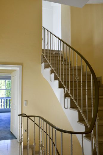 Exceptional semi-detached house with potential and a dream garden – prime location on Portenlängerstraße in Grünwald – Treppenaufgang zum DG