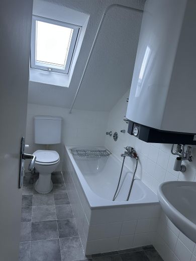 Acogedor piso de 3 habitaciones en planta ático – Duschbad
