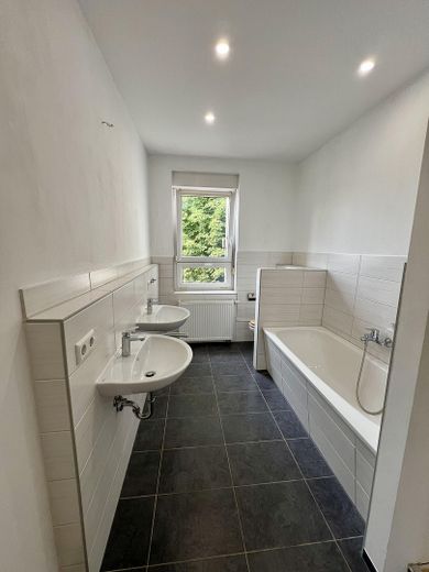 Schicke 4R-Wohnung | EBK | großes WoZi | Balkon | 2 Bäder – Hauptbad