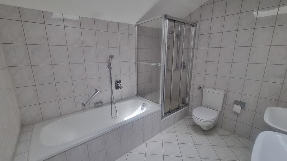 Sehr schöne, ruhige Wohnung in Top-Lage – Bad (2)