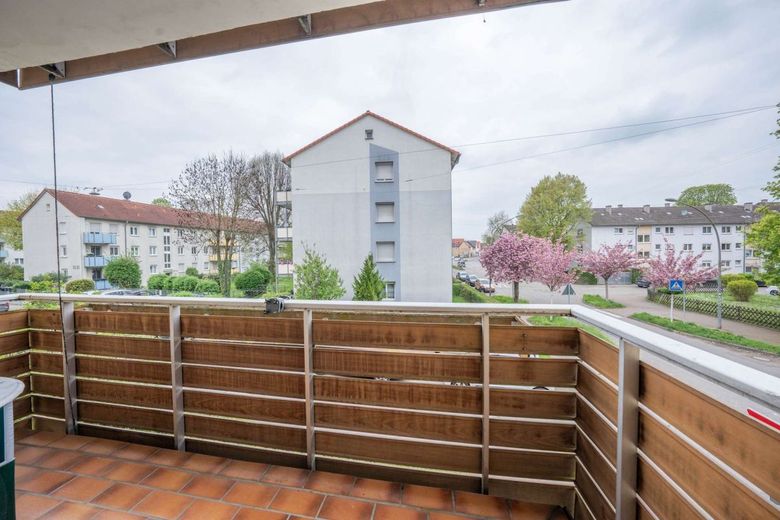 Schöne 3-Zi-Whg. mit Balkon und Stellplatz, zentral in Ludwigsburg – Balkon