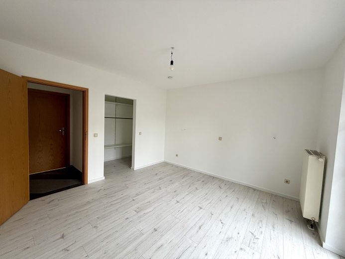 225 qm Familienglück auf 2 Ebenen + Toller Garten, Sauna & Kamin – Schlafzimmer mit Ankleide