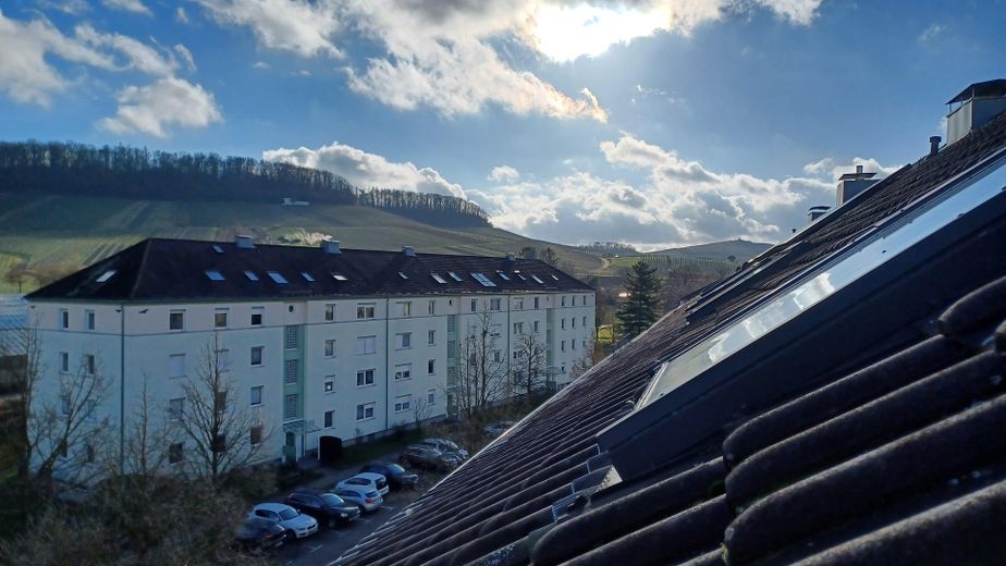 renov.bedürft. 3,5-Zi-Whg mit Balkon und EBK samt sep. DG-Whg. im Rohbau, in freundl. MFH in HN – Aussicht nach Süden