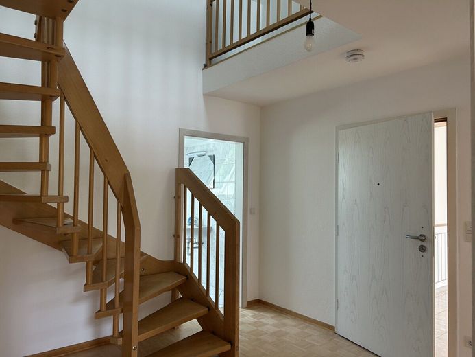 Komfortwohnen mit Ausblick - Ruhig und Zentrumsnah – Diele mit der Treppe zur Galerie