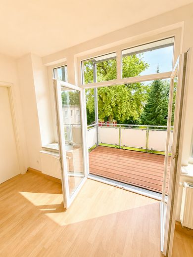 Helle 2-Zimmer Wohnung mit Balkon - barrierefrei mit Fahrstuhl – Balkon